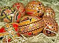 Traditionnels œufs peints de Pâques.