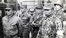 Photographie d'un groupe de militaires en uniforme. Park Chung-hee est l'homme le plus à gauche de la photographie.
