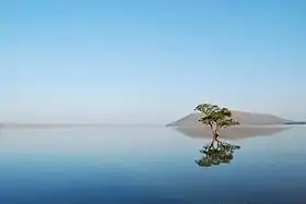 Lac de Pakhal, une retenue d'eau artificielle qui aurait été bâtie au XIIIe siècle.