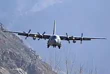 Avion militaire à hélice en vol vu de face