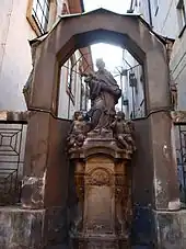 Maison "Diamant", portique entourant la statue baroque de saint Jean Népomucène