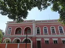 Le Palais de Grão-Pará (pt), à Petrópolis, était la seule propriété récupérée par la famille impériale en 1925, et où résident encore certains descendants.