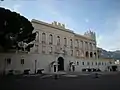 Le drapeau d'État sur le Palais princier.