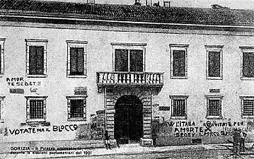 Slogans fascistes sur un bâtiment de Gorizia, 1926