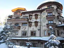 Vue de la façade de l'hôtel Les Airelles.