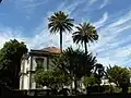 L'hôtel particulier entouré de jardins.