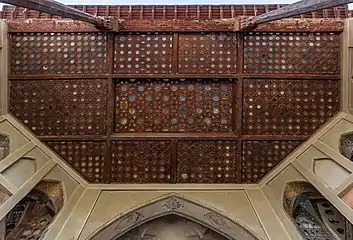 Plafond à caissons du porche d'entrée, bois sculpté avec incrustations en pierre(photo par D. Delso)