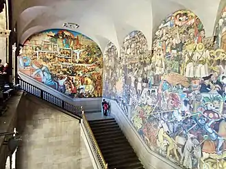 Vue d'ensemble de la moitié gauche de la fresque Épopée du peuple mexicain (palais national, Mexico).