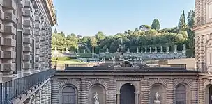 La fontaine de l'artichaut vue depuis le palais.