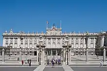 Grille qui ferme la Plaza de la Armería du Palais royal de Madrid