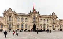 Façade d'un long bâtiment de style néo-baroque.