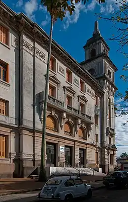 Le Palacio de Oficinas Públicos abrite le Palais de Justice de Salto.