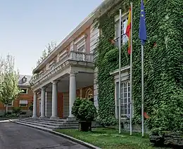 L'entrée du bâtiment du conseil des ministres dans le complexe de La Moncloa.