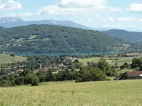 Vue sur le lac depuis le versant occidental.