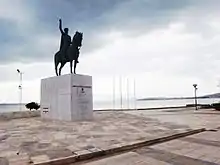 Photographie couleur d'une statue métallique grandeur nature d'un homme à cheval.