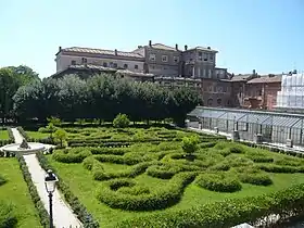 Jardins et arrière du palais.