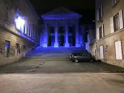 Façade du Palais de Justice de Poitiers de nuit