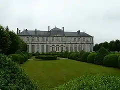 Façade arrière du palais et son jardin.