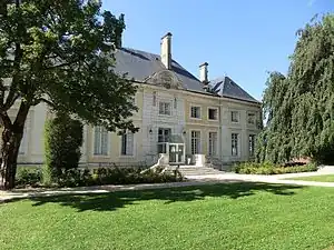 Entrée de la bibliothèque, coté jardin Jean-Pierre-Camus (palais épiscopal).