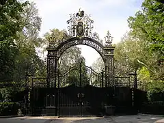 Coq gaulois de la « Grille du Coq » des jardins du Palais de l'Élysée (Paris)