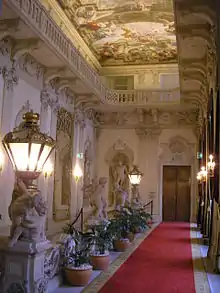 À L’époque baroque, la noblesse commença à s’installer en ville, faisant construire de somptueuse résidence appelées  Palais. Le Palais Kinski de Vienne, propriété des princes Kinski en est l’un exemple les plus abouti.