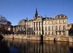 Vue de la façade du palais Rohan sur l’Ill