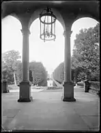 Les colonnes et vue sur le canal.