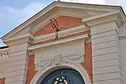 Palais archiépiscopal : fronton du portail.