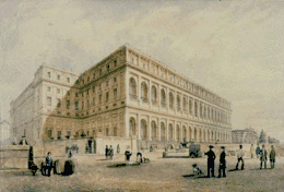 Une place avec des personnes qui flânent ; à l'arrière plan, vu de trois quart d'un bâtiment de style néo-classique : le Palais d'Orsay
