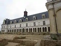Photographie d'ensemble du Château-Neuf côté cour.
