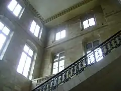 Dégagement autour de l'escalier d'honneur.