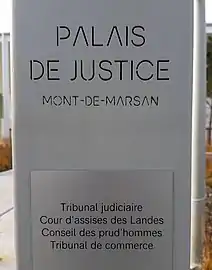 Enseigne du nouveau palais de justice de Mont-de-Marsan, ouvert en 2021