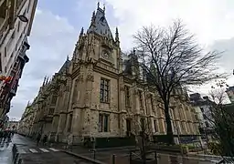 Façade avec tour de l'horloge, réalisée en style néogothique (1885).