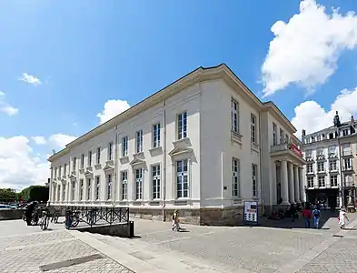 Façade sud donnant sur l'allée de la Bourse