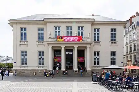 Façade est donnant sur la place du Commerce.