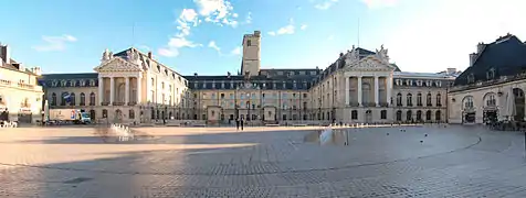 Hôtel de Ville de Dijon vu depuis la place de la Libération.