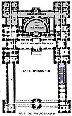 Plan diachronique montrant les modifications de Jean-François Chalgrin entre 1799 et 1804 (en bleu), et le conséquent ajout d'Alphonse de Gisors en 1836 (grisé), visant à accueillir le Sénat et faisant reculer le bâtiment d'une trentaine de mètres sur le jardin.