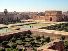 Vue panoramique des jardins et des murs de fortification du palais saadien El Badi de Marrakech.
