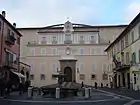 L'entrée du Palais pontifical sur la Piazza della Liberta.