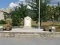 Le monument aux morts, dans le parc de la mairie