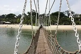 Pont suspendu reliant la plage de Palawan à l'île du même nom.