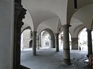 Arcades et piliers de la loggiato.