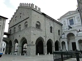 Le Palais vu de la Piazza del Duomo.