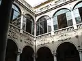 La double rangée de loggia de la cour intérieur.