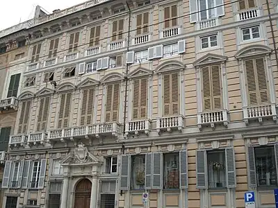 La façade du bâtiment.