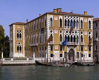 Bâtiment de trois étages en bordure du canal