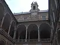 La double rangée de loggia de la cour intérieur.