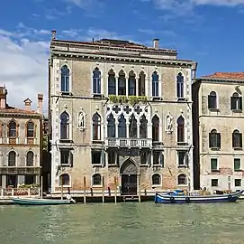 Le palais Loredan dell'Ambasciatore.  Les fenêtres rectangulaires de la mezzanine montrent qu'il s'agit en fait d'un bâtiment de la fin du XVe siècle, qui a conservé un style gothique jusqu'à la Renaissance.