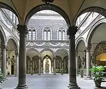 Cour d'un palais de style renaissance