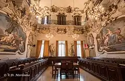 La salle de bal décorée de fresques par Giovanni Angelo Borroni, maintenant la salle du conseil.